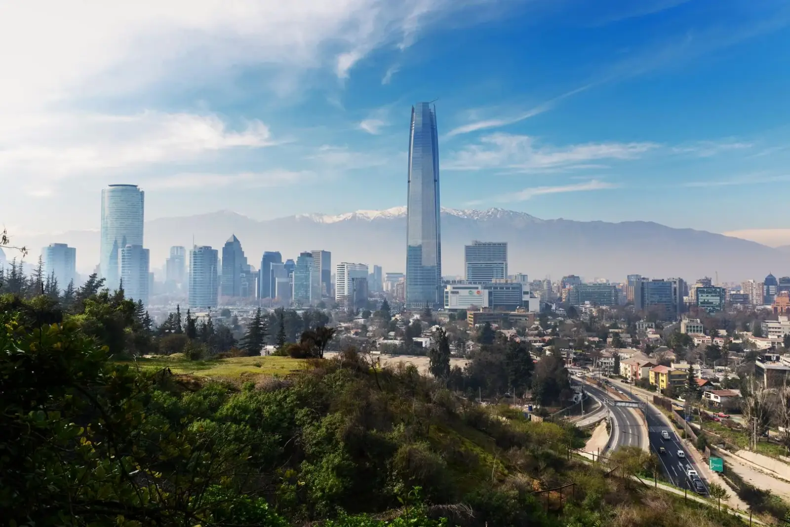 Vista de Santiago de Chile con la cordillera de los Andes nevada de fondo