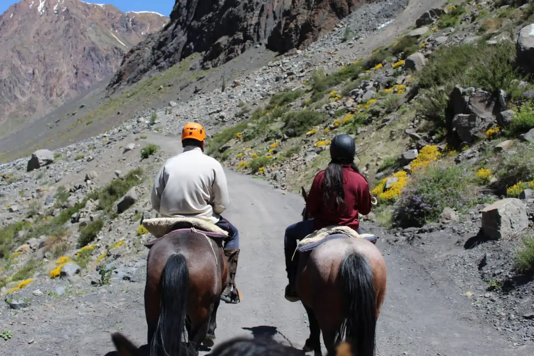 Cabalgata por el Cajón del Maipo con vista a la cordillera de los Andes