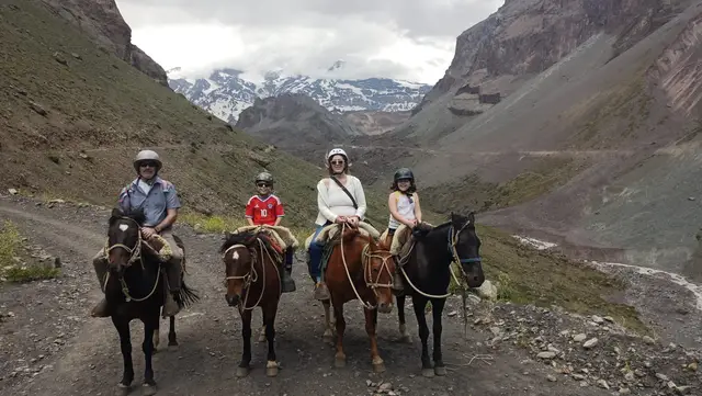 Familia con niños en cabalgata guiada por el Cajón del Maipo