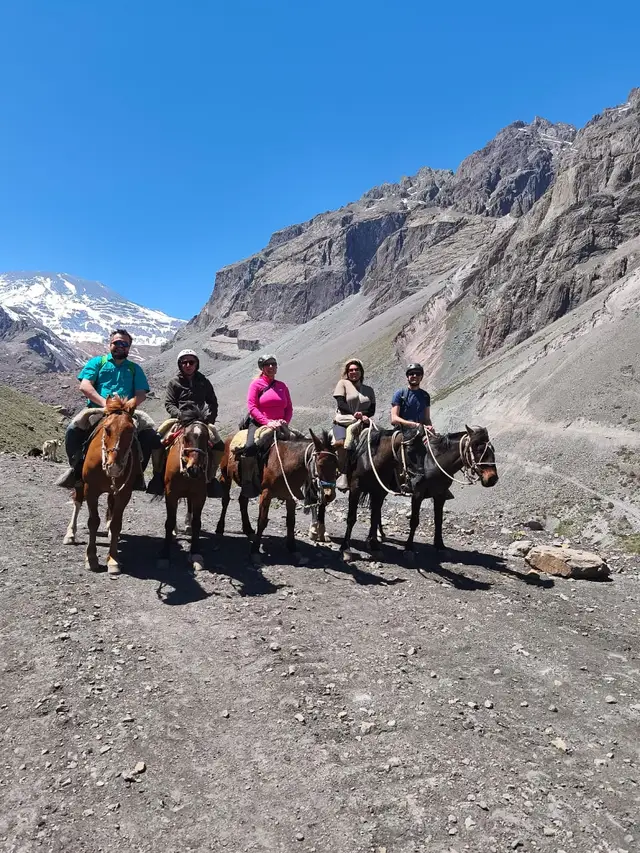 Grupo en cabalgata guiada por el Cajón del Maipo