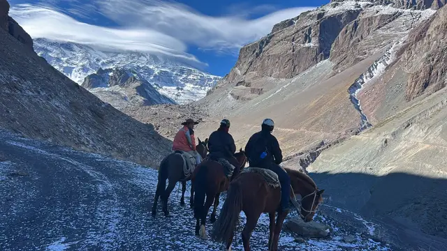 Cabalgata de invierno con nieve en el Cajón del Maipo