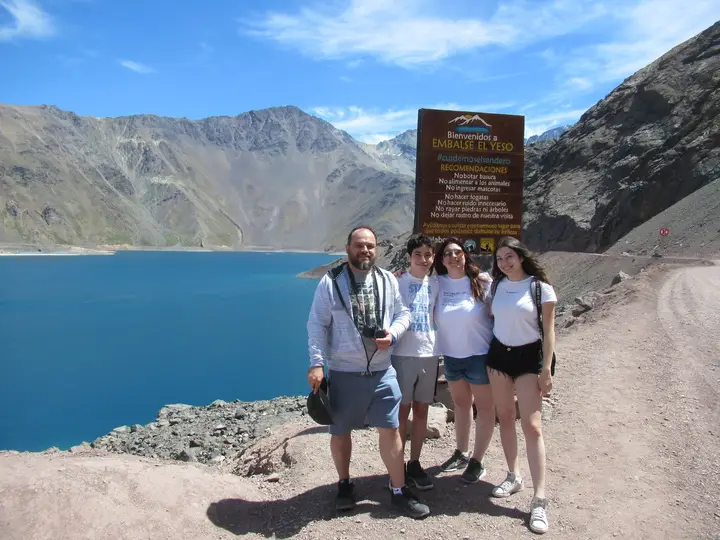 Familia junto al embalse El Yeso en el Cajón del Maipo