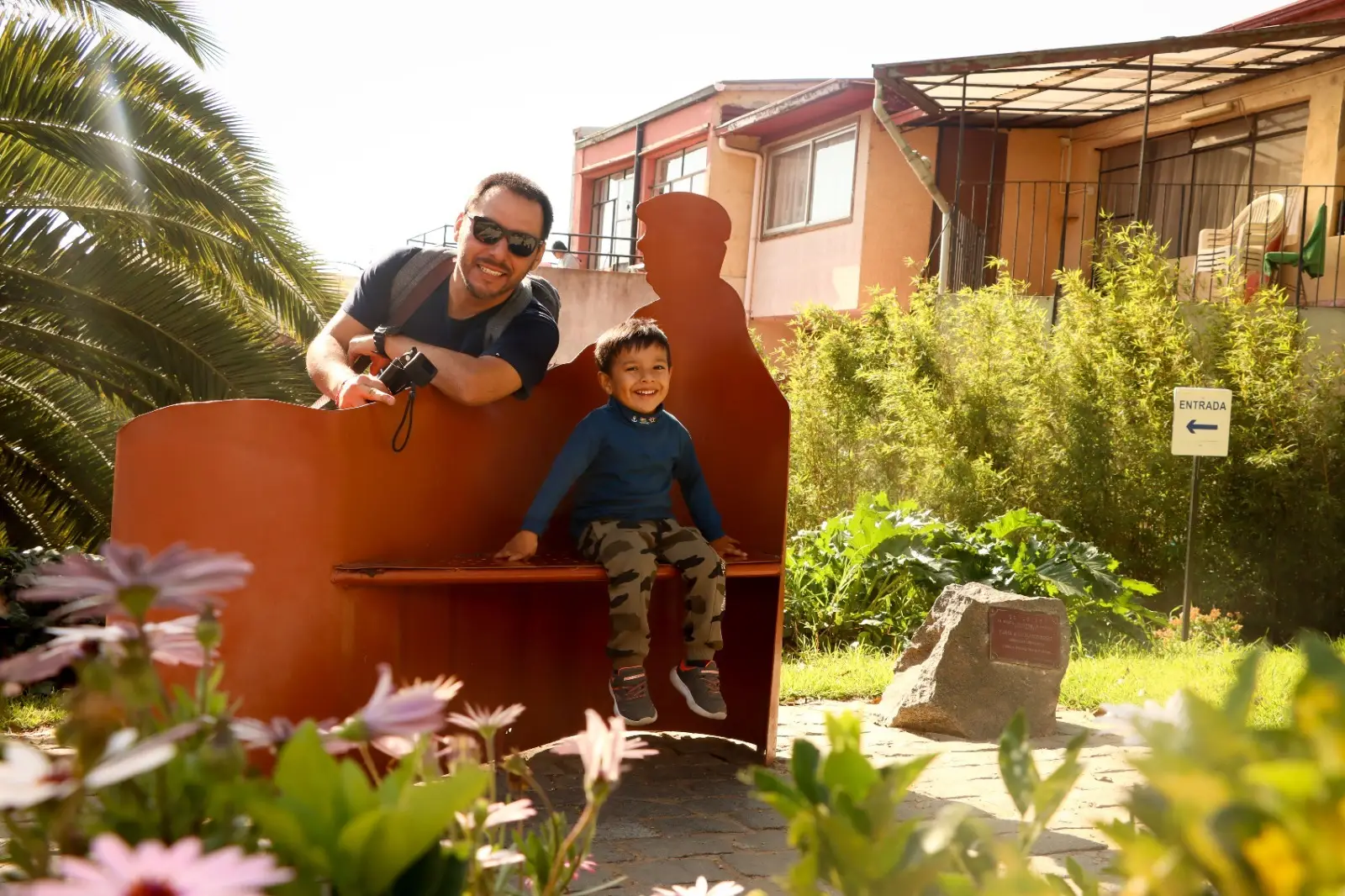 Familia en la Casa Museo de Pablo Neruda en Isla Negra