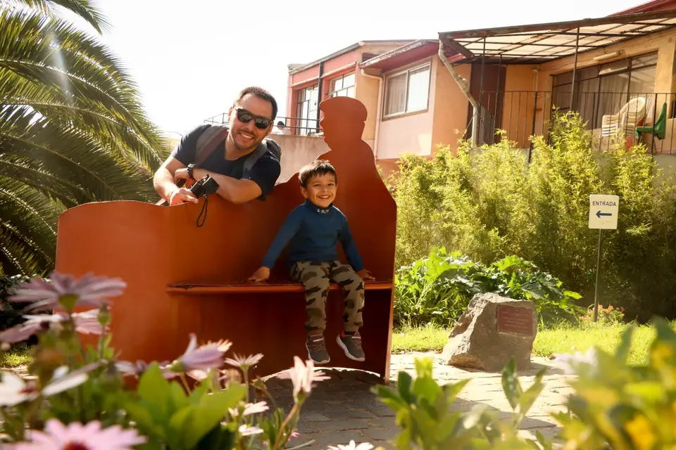 Familia en la Casa Museo de Pablo Neruda en Isla Negra