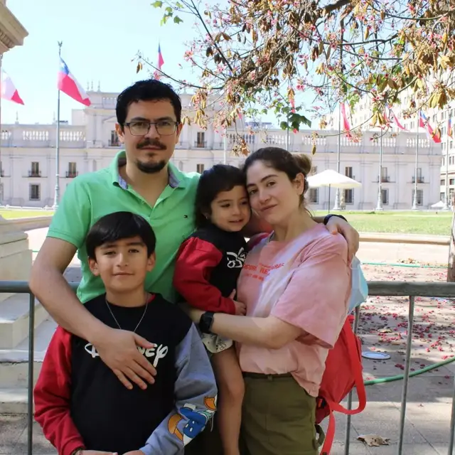 Familia posando frente al Palacio de La Moneda