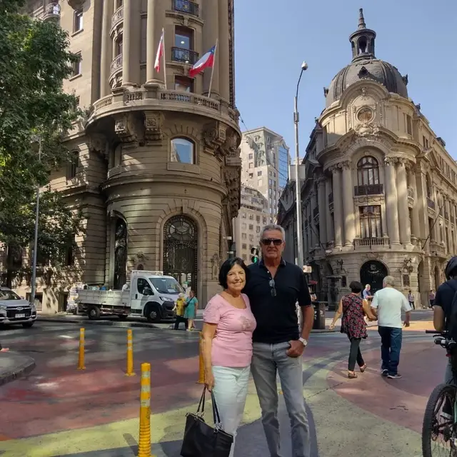 Pareja posando entre los edificios históricos del centro de Santiago