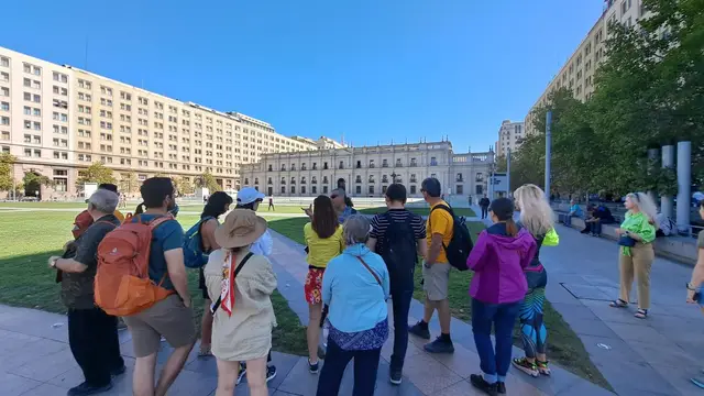 Grupo caminando frente al Palacio de La Moneda durante el city tour