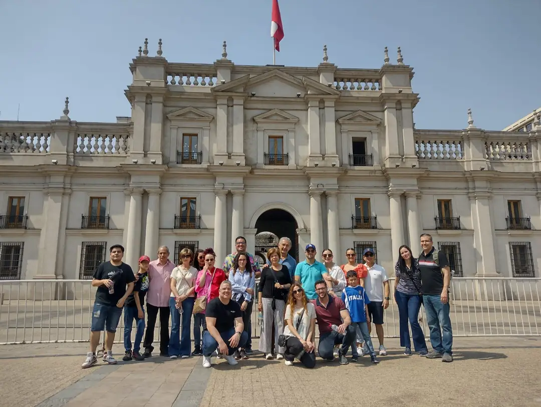 Grupo en city tour frente al Palacio de La Moneda en Santiago