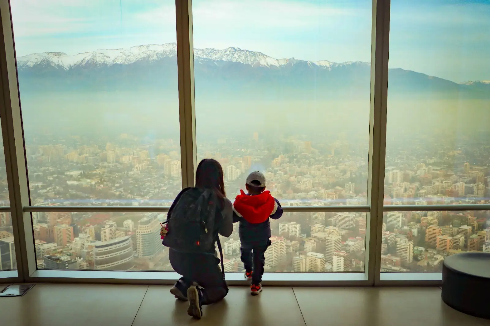Vista de Santiago y la cordillera de los Andes desde el mirador Sky Costanera