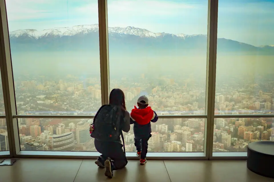 Vista de Santiago y la cordillera de los Andes desde el mirador Sky Costanera