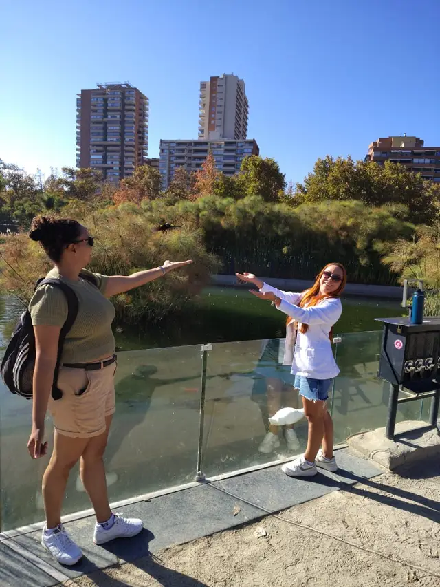 Visitantes en el Parque Bicentenario de Vitacura durante el city tour