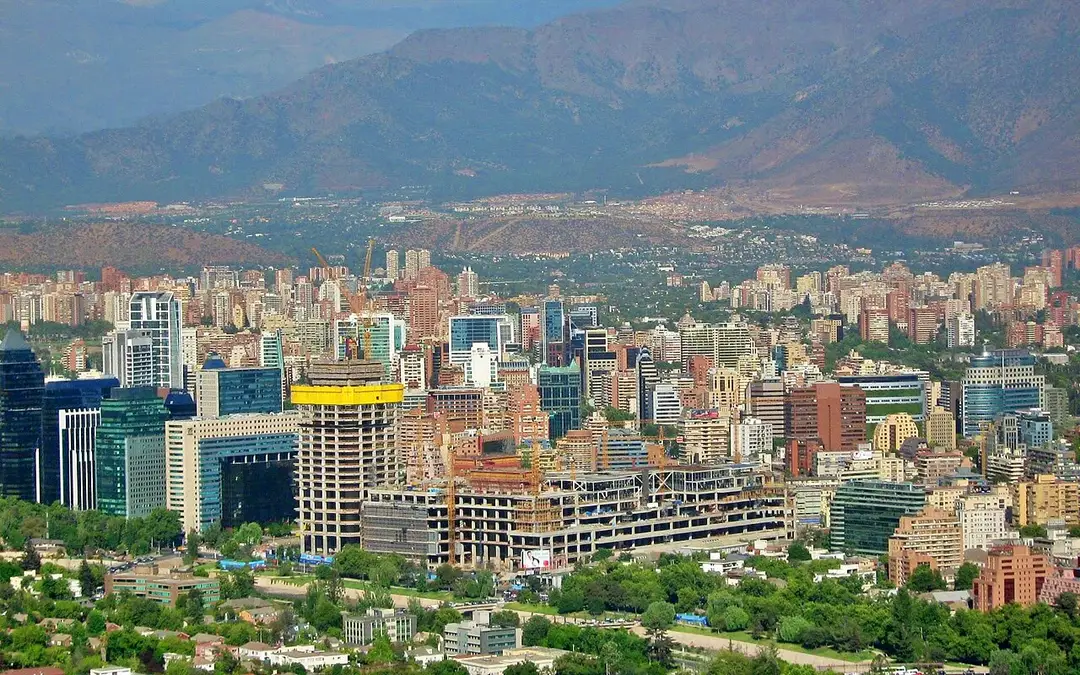 Vista panorámica de Santiago de Chile con la cordillera de fondo