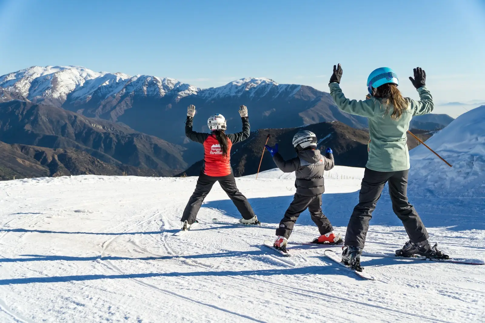 Niños aprendiendo a esquiar en la cordillera cerca de Santiago