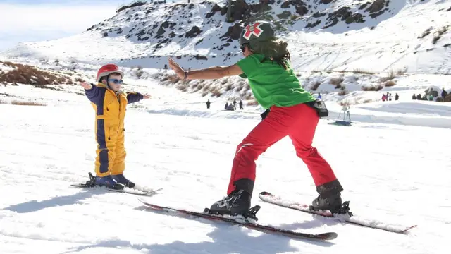 Niños practicando en una pista de aprendizaje en la cordillera de Santiago