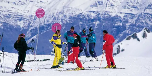 Grupo de esquiadores en las pistas de Valle Nevado