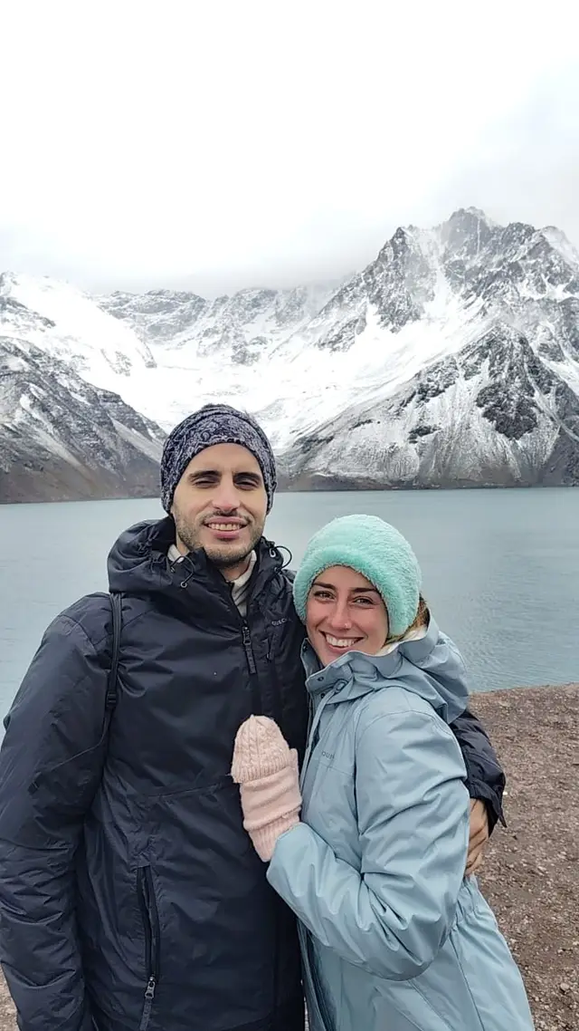 Embalse El Yeso en invierno con la cordillera nevada