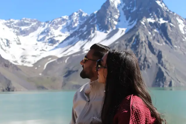 Aguas turquesa del Embalse El Yeso en primavera