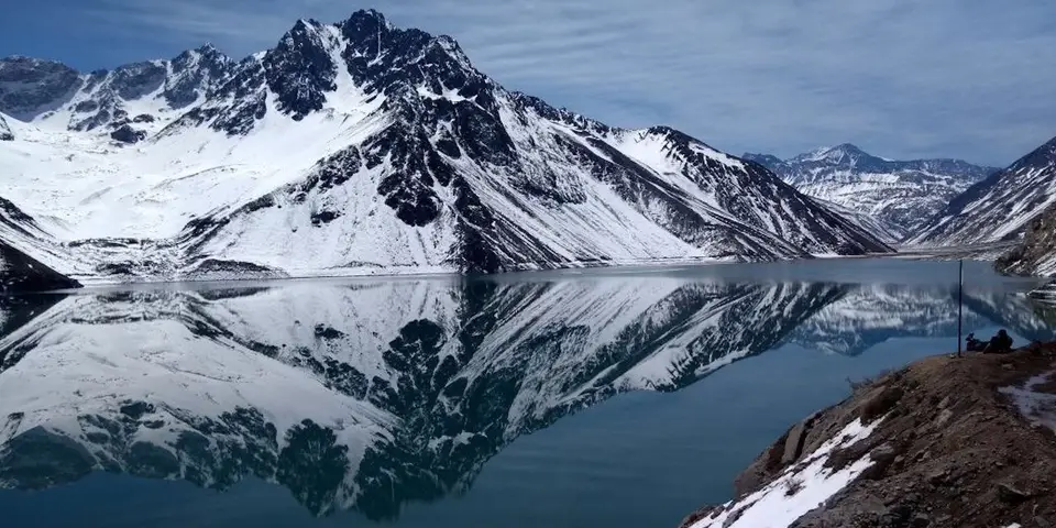 Montañas nevadas reflejadas en las aguas del Embalse El Yeso