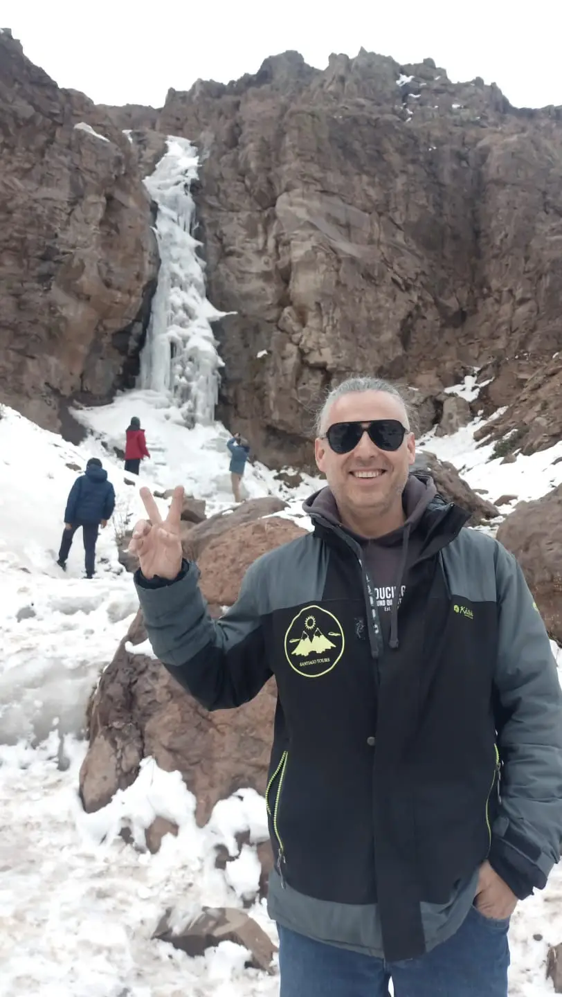 Guía de Santiago Tours en la cordillera de los Andes en invierno