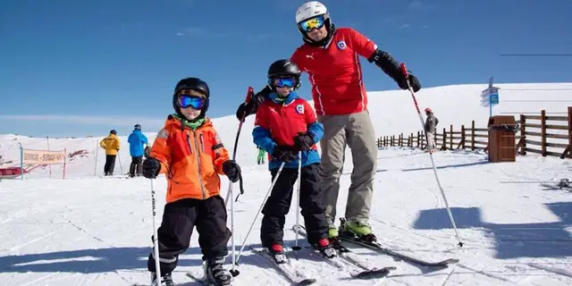 Familia en una clase de esquí para principiantes en La Parva