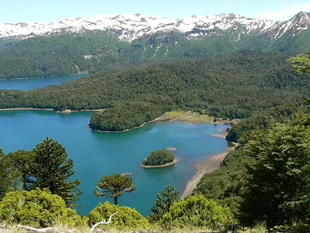 Panorámica de la Reserva Biológica Huilo Huilo con lagos, bosques y cordillera nevada