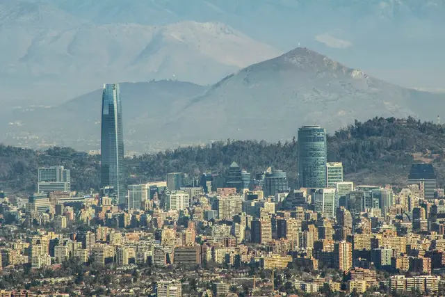 Skyline de Santiago con la cordillera de fondo