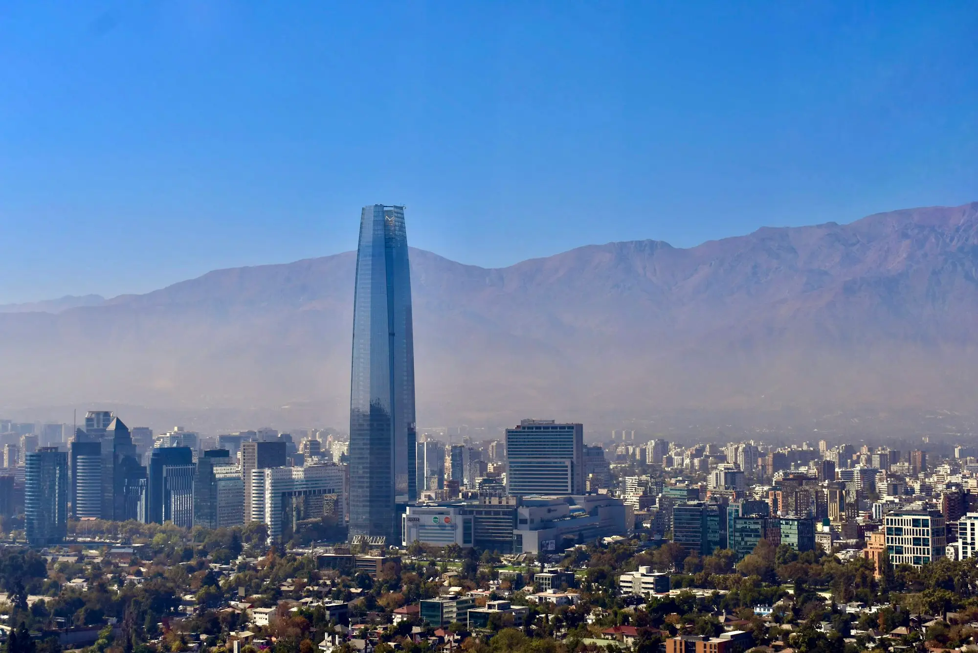 Torre Costanera Center sobre el skyline de Santiago con la cordillera de fondo