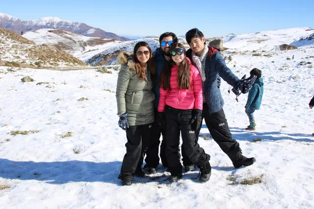Grupo de amigos posando en la nieve de la cordillera