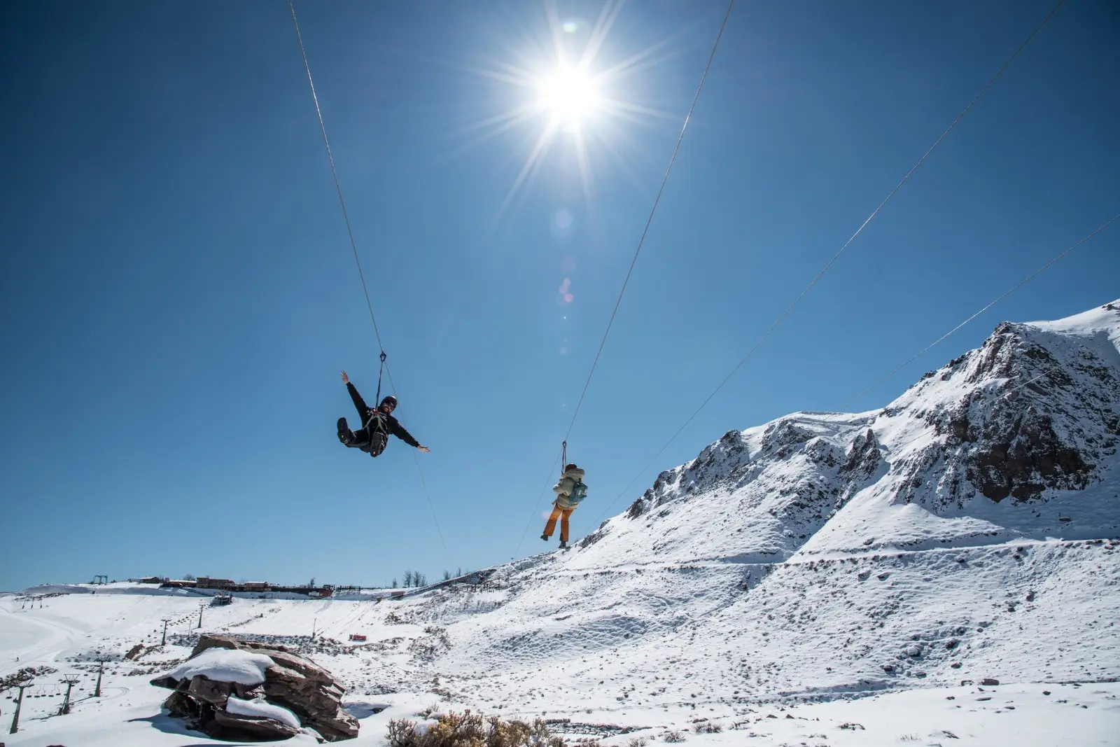 Persona en tirolesa sobre la nieve en la cordillera de los Andes