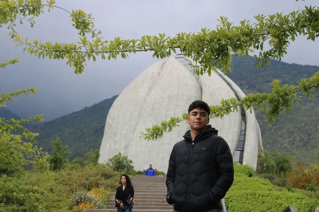 Visitante frente al Templo Bahá’í de Santiago, en el sector oriente de la ciudad