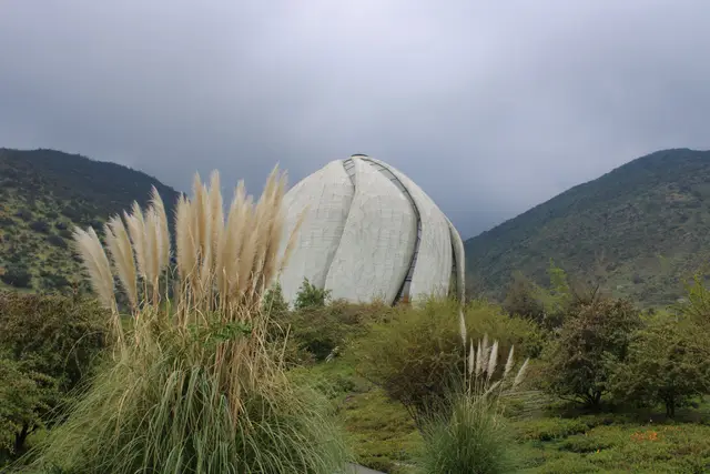 Templo Bahá'í de Santiago entre pastos de la pampa y los cerros