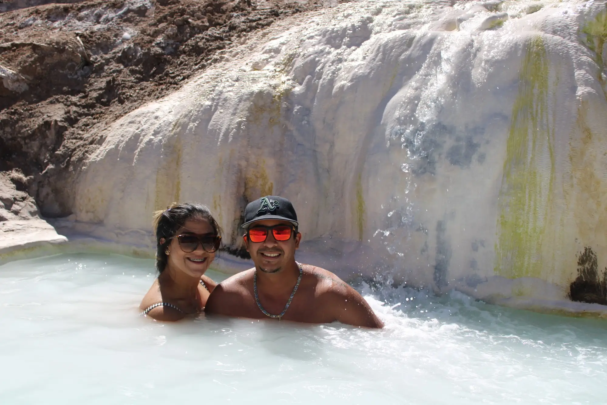Pareja en una piscina termal de travertino blanco en el Valle de Colina