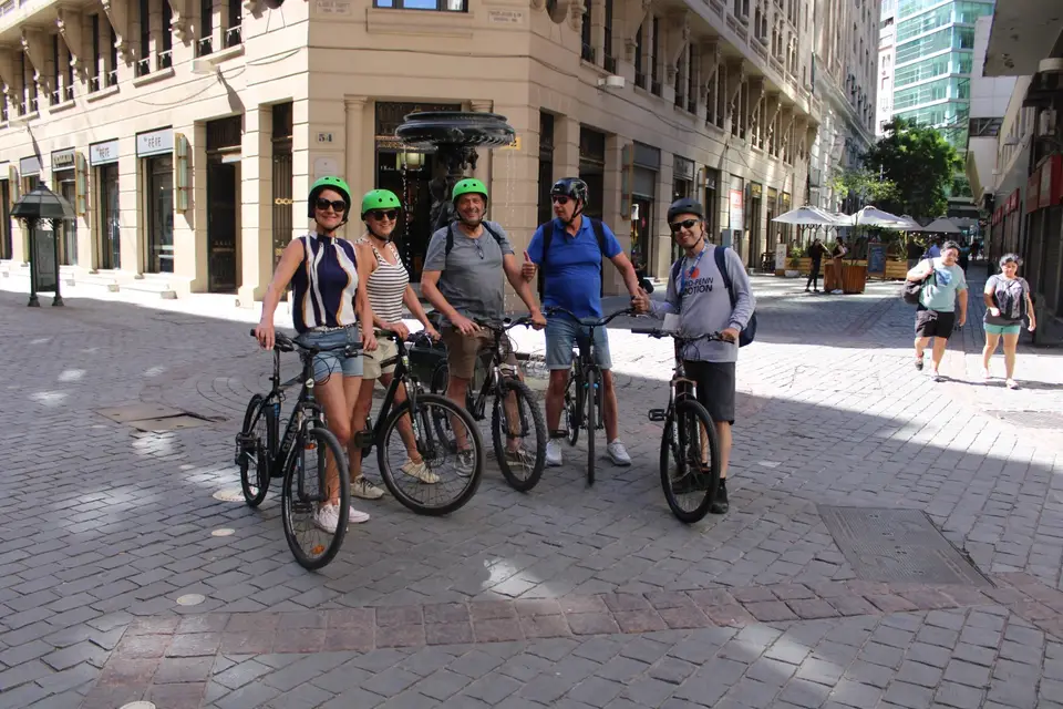 Tour privado en bicicleta por el centro histórico de Santiago