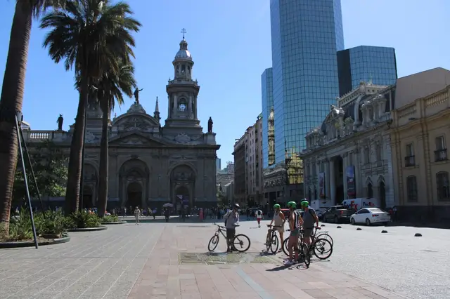 Grupo en bicicleta frente a la Catedral de la Plaza de Armas de Santiago