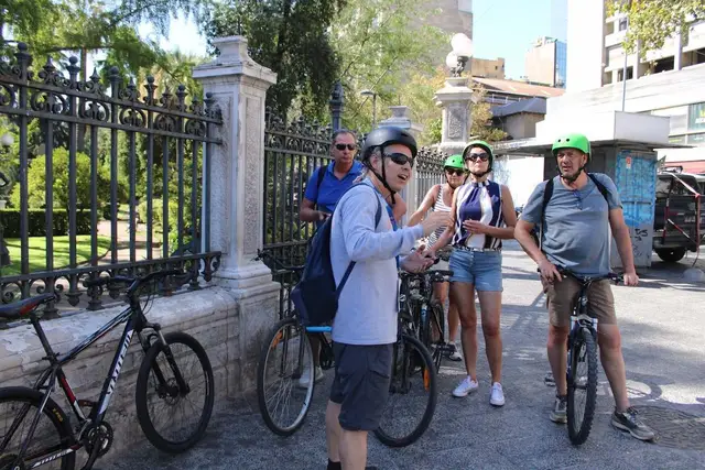 Ciclistas junto a una reja histórica del centro de Santiago durante el tour