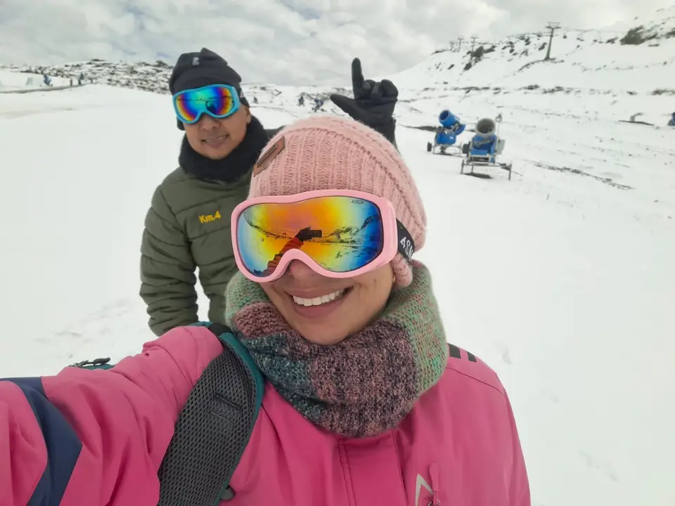 Pareja disfrutando de la nieve en un centro de esquí cerca de Santiago