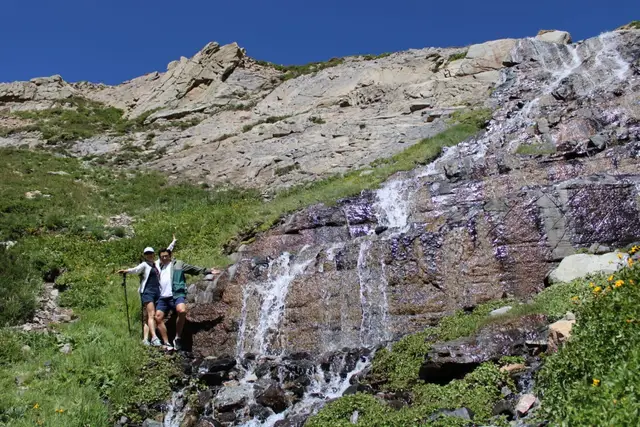 Excursionistas junto a una cascada en la ruta de trekking