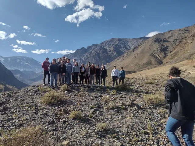 Grupo de trekking en El Morado con la cordillera de los Andes de fondo