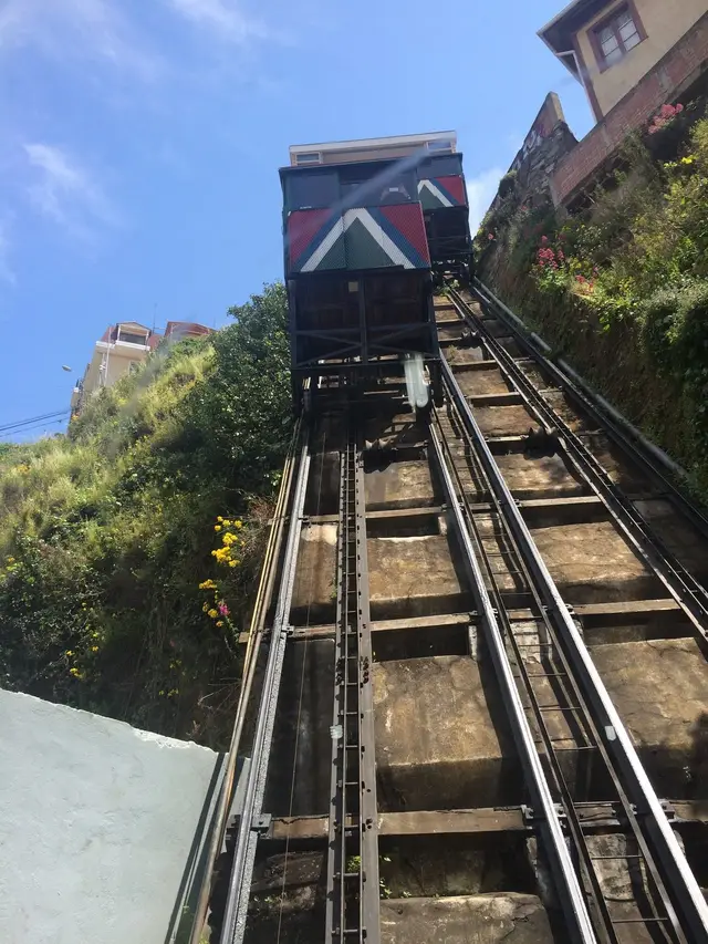 Ascensor de Valparaíso sobre seus trilhos na encosta de um morro