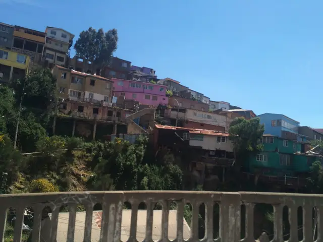 Casas de colores en la ladera de un cerro de Valparaíso