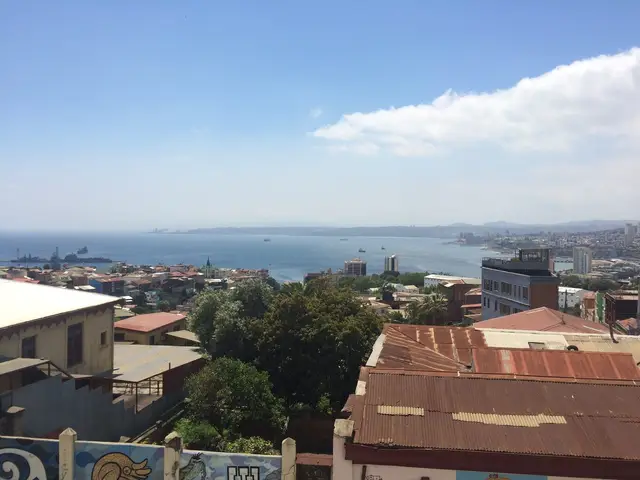 Vista de la bahía de Valparaíso y los tejados de los cerros