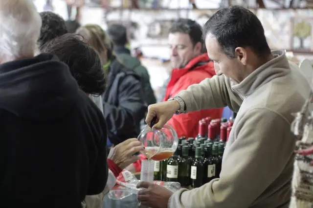 Guía sirviendo vino a los visitantes durante la cata
