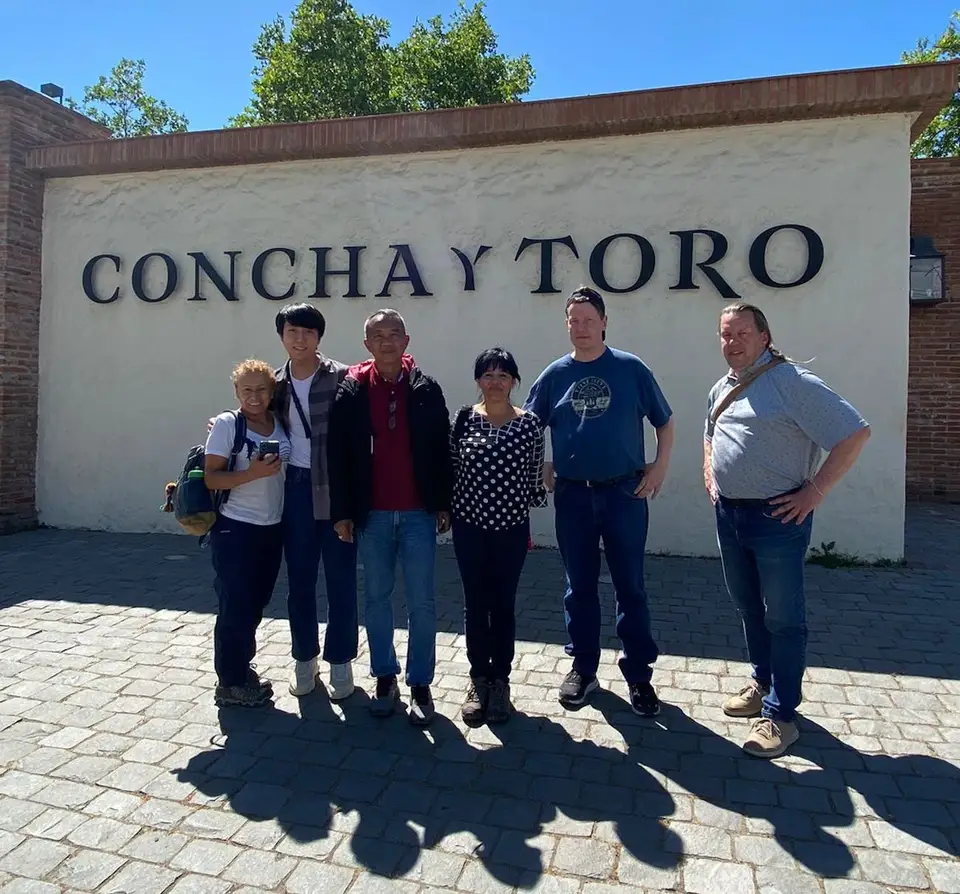 Grupo posando frente al letrero de Concha y Toro en la entrada de la viña