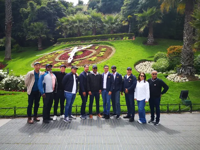 Grupo de viajeros frente al Reloj de Flores de Viña del Mar
