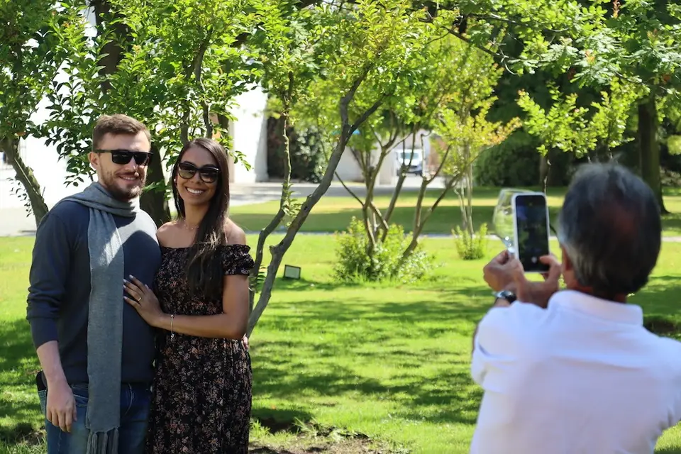 Pareja recorriendo los jardines de la Viña Undurraga